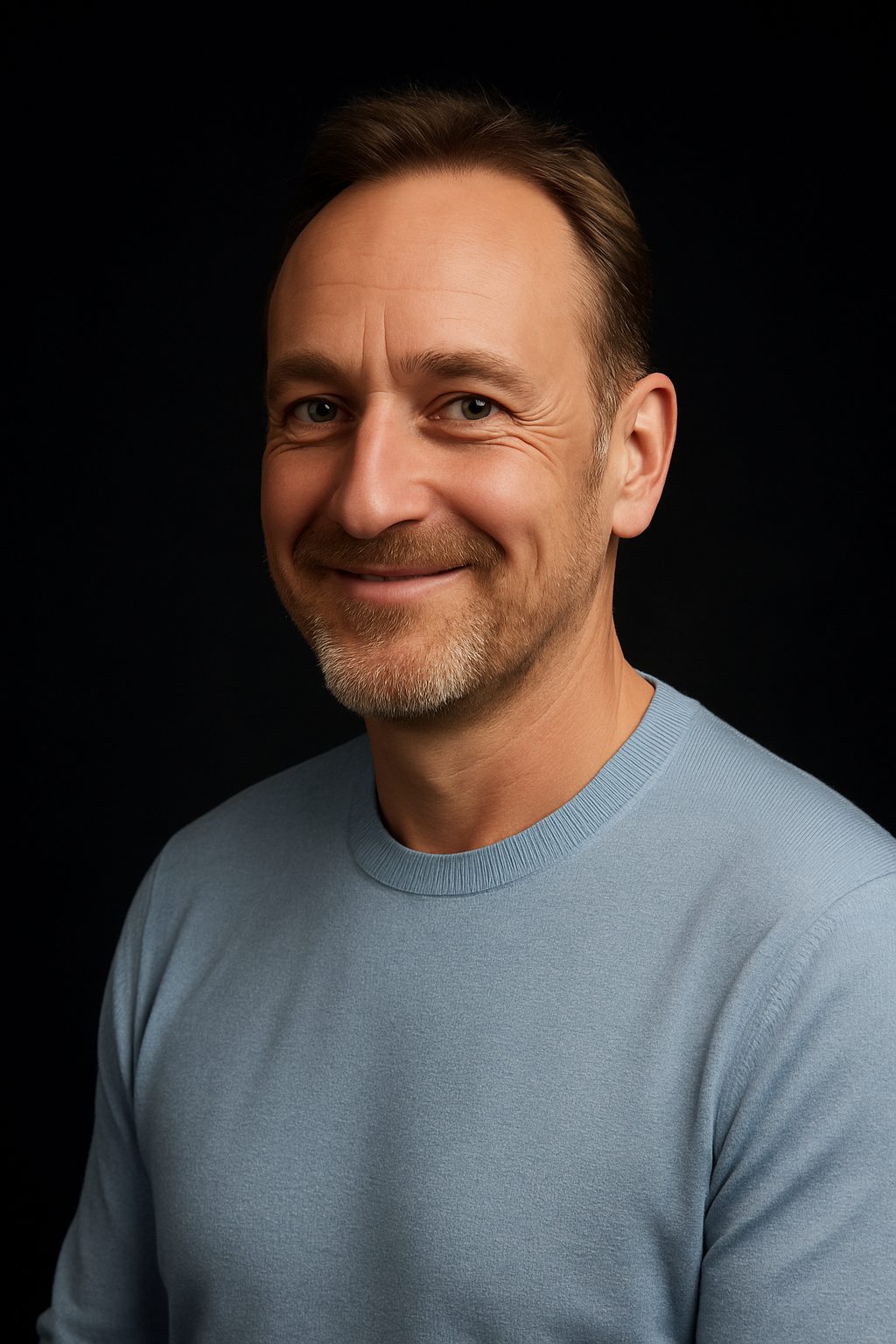 ianhollinsworth website persona image - smile to left